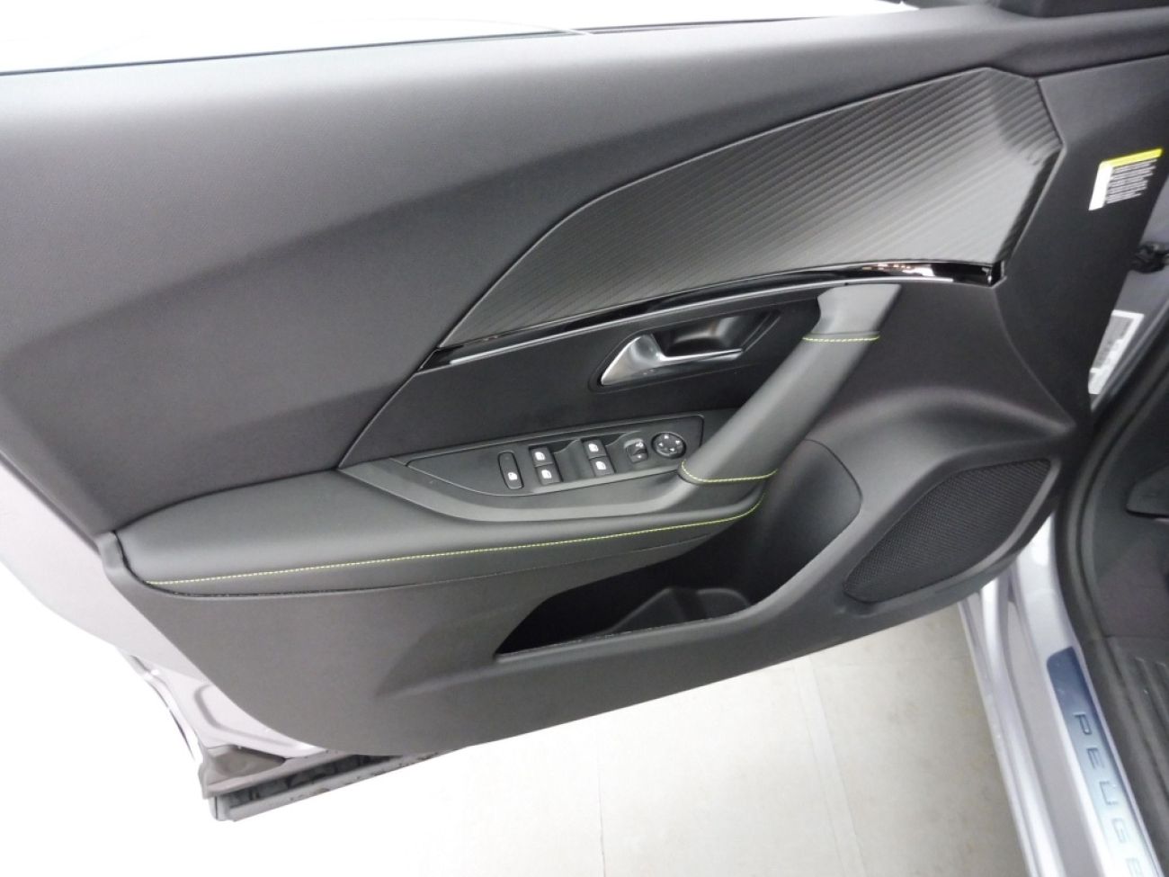 Mandataire PEUGEOT 2008 1.2 HYBRID 136CH GT E-DCS6