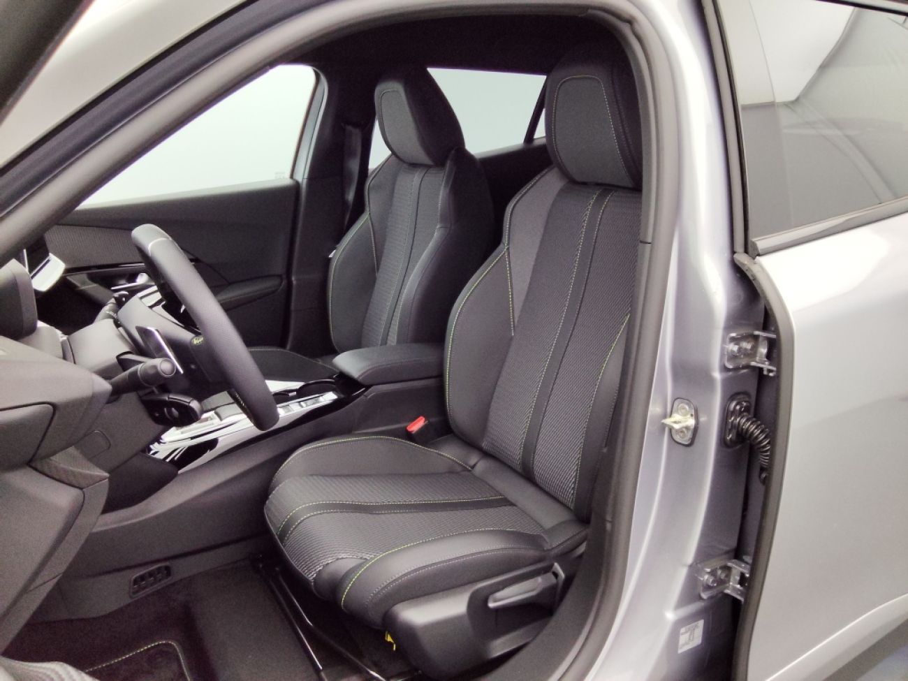 Mandataire PEUGEOT 2008 1.2 HYBRID 136CH GT E-DCS6