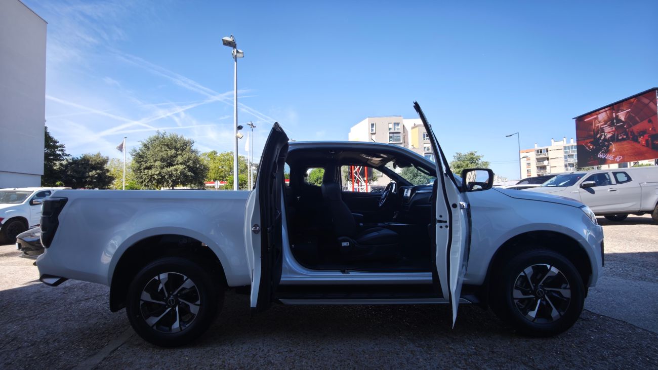 Mandataire ISUZU D-MAX SPACE CABINE A/T PRESTIGE