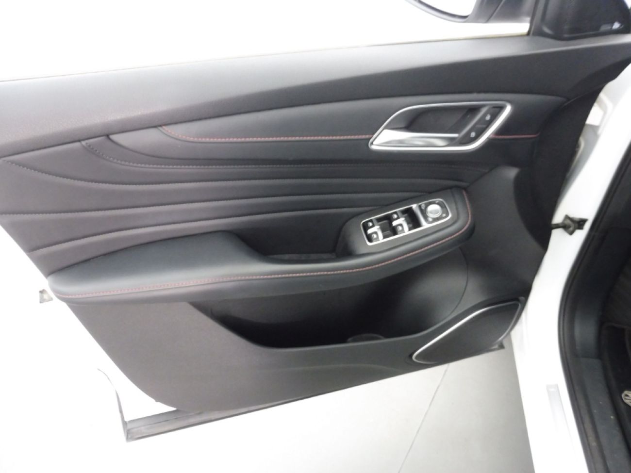 Mandataire MG HS 1.5 T-GDI 162 AT luxury