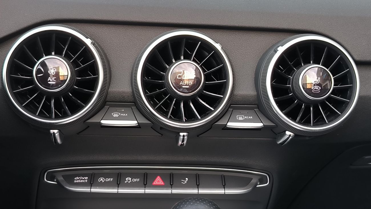 Mandataire AUDI TT ROADSTER 40 TFSI 197 S tronic 7 S line / JANTES 19 AUDI SPORT / Chauffage de nuque