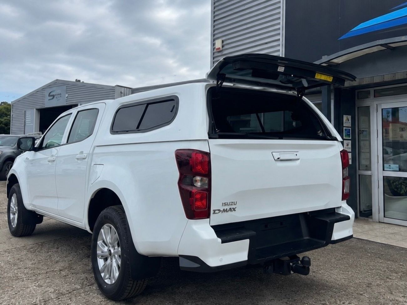 Mandataire ISUZU D-MAX CREW CAB 1.9 164 CH 4X4 A/T BB+ 4 portes