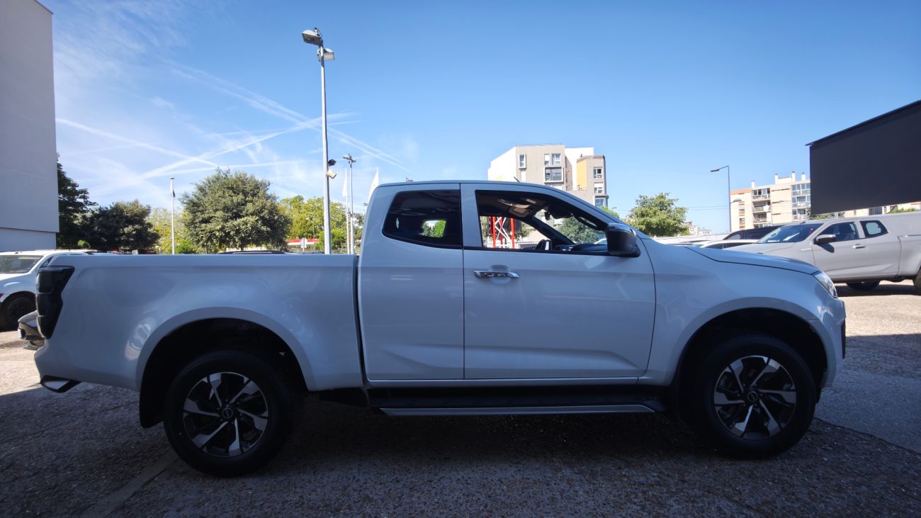 Mandataire ISUZU D-MAX SPACE CABINE A/T PRESTIGE
