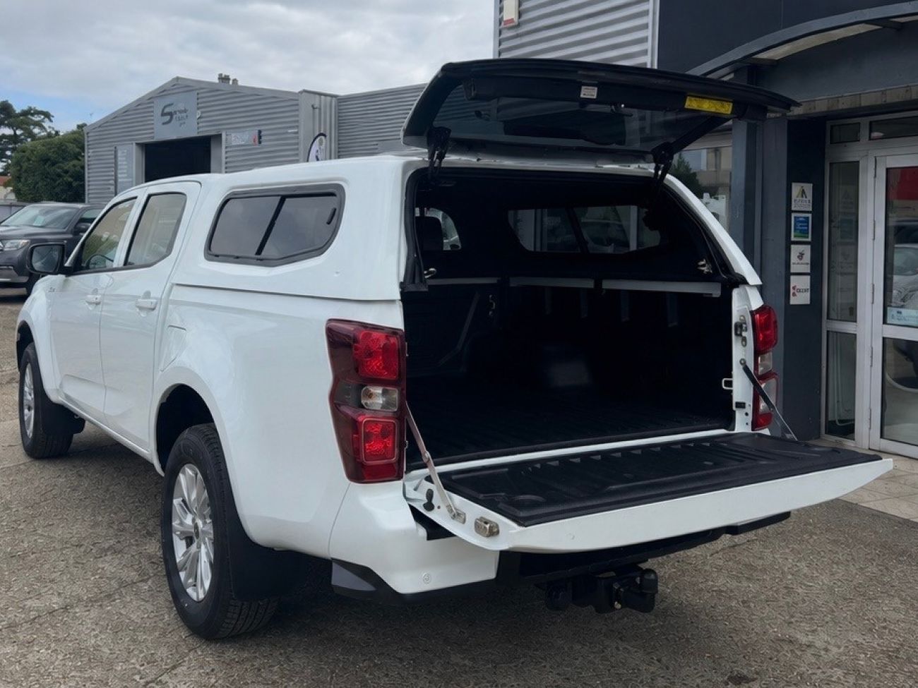 Mandataire ISUZU D-MAX CREW CAB 1.9 164 CH 4X4 A/T BB+ 4 portes